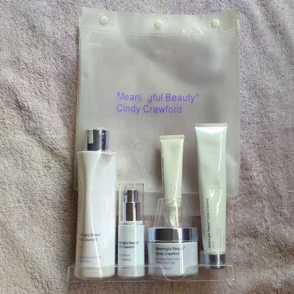 Cindy Crawford Meaningful Beauty kit / New - factory sealed! - Picture 4 of 7